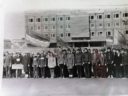 Перед зданием администрации.jpg